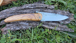 Rustik: couteau artisanal à friction et son manche en olivier