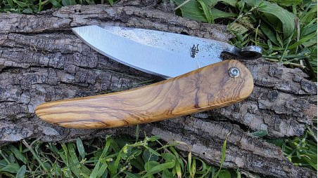 Rustik: couteau artisanal à friction et son manche en olivier