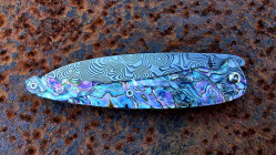 Couteau de collection Toltek manche en nacre abalone et manche en damas aléatoire