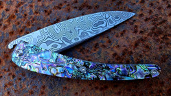 Couteau de collection Toltek manche en nacre abalone et manche en damas aléatoire