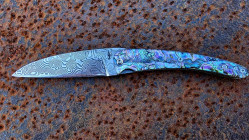 Couteau de collection Toltek manche en nacre abalone et manche en damas aléatoire