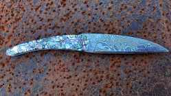 Couteau de collection Toltek manche en nacre abalone et manche en damas aléatoire