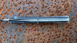 Couteau de collection Toltek manche en nacre abalone et manche en damas aléatoire