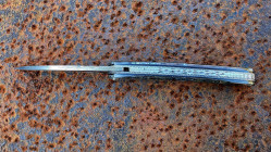 Couteau de collection Toltek manche en nacre abalone et manche en damas aléatoire