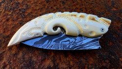 Couteau à friction manche en dent de Phacochère gravée et sa lame damas