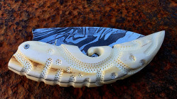 Couteau à friction manche en dent de Phacochère gravée et sa lame damas