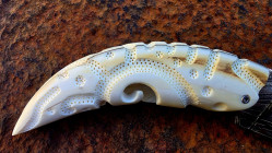 Couteau à friction manche en dent de Phacochère gravée et sa lame damas