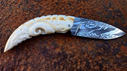 Couteau à friction manche en dent de Phacochère gravée et sa lame damas