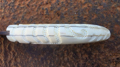 Couteau à friction manche en dent de Phacochère gravée et sa lame damas