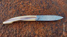 Couteau à friction manche en corne de bélier jaspée et sa lame damas