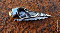 Korbak couteau crâne de corbeau viking en fonte de bronze casque en argent et sa lame damas