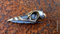 Korbak viking couteau crâne de corbeau en fonte de bronze avec une tête de cuillère en argent gravée et une lame damas
