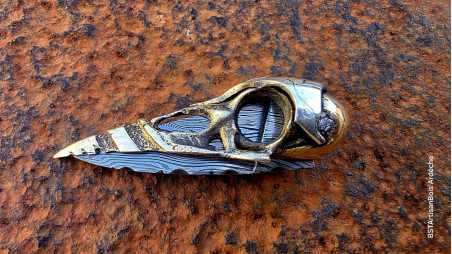 Korbak viking couteau crâne de corbeau en fonte de bronze avec une tête de cuillère en argent gravée et une lame damas