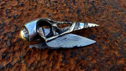 Korbak couteau crâne de corbeau viking en fonte de bronze casque en argent et sa lame damas