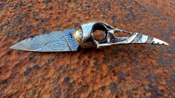 Korbak couteau crâne de corbeau viking en fonte de bronze casque en argent et sa lame damas