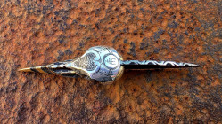 Korbak couteau crâne de corbeau viking en fonte de bronze casque en argent et sa lame damas