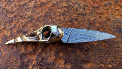 Korbak couteau crâne de corbeau viking en fonte de bronze casque en argent et sa lame damas