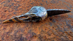 Korbak couteau crâne de corbeau viking en fonte de bronze casque en argent et sa lame damas