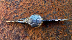 Korbak couteau crâne de corbeau viking en fonte de bronze casque en argent et sa lame damas