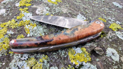 Couteau de poche Toltek collection Damas, manche en loupe de peuplier stabilisée et teintée