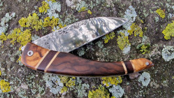 Couteau pliant de Collection Berzerker: lame martelée en acier carboné & manche multi bois préceux
