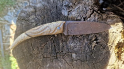 Couteau à friction lame en Damas Oeil d'Odin & manche en andouiller de cerf gravé