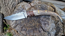Couteau atypique pour collection en andouiller de cerf et lame damas