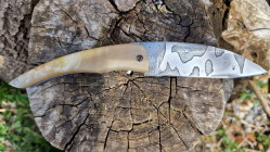 Couteau de Collection Berzerker manche en corne de bélier et lame damas sandwich