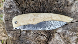 Couteau de collection Berzerker en damas et son manche en os de chameau aux inspirations Vikings