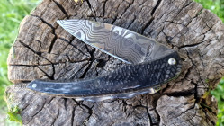 Couteau de collection Berzerker en damas et manche en juma noir effet serpent
