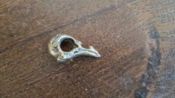 Pendentif artisanal en or nordique : crâne de corbeau
