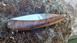 Toltek : Couteau pliant de tradition lame en damas 40 couches et manche en loupe de châtaignier d'Ardèche