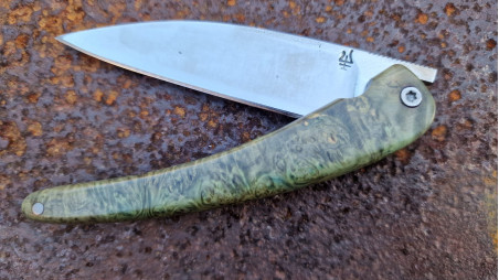 couteau pliant manche en racine de buis stabilisé et teinté vert et sa lame XC75.
