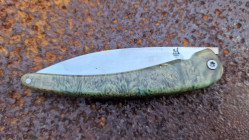 Couteau de collection Toltek en racine de buis stabilisée et teintée pistache