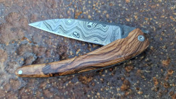 Couteau pliant artisanal manche en olivier du Var créé par BST Artisan Bois et sa lame damas 400 couches