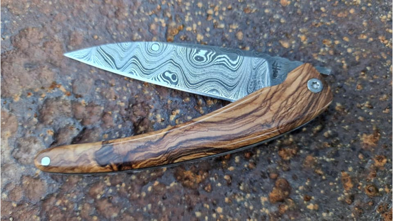 Couteau de poche Damas fait à la main manche en bois d'olivier